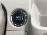 エンジンスタートスイッチです。キーが車内にあれば、エンジンの始動や停止はスイッチを押すだけ!キーを取り出す手間を省き、ワンプッシュで操作できるので簡単でスムーズです。