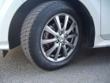 タイヤは185/65R15のスタッドレスタイヤです。車外のアルミホイールが装着されています。