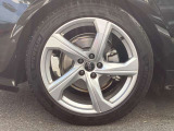 19インチ純正アルミホイール装備 全車両に標準装備の純正アルミホイールは、純正ならではのバランスの良いデザインと、走行安定性をお楽しみ頂けます。