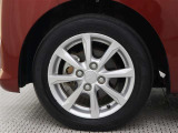 純正アルミホイールは精度が高く、走行の安定性が優れています。タイヤサイズ155/65R14