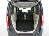 リヤシートを畳むと荷室がさらに広くなります。
