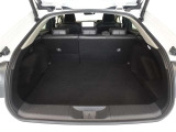 5人乗車時でも十分なスペースのトランクルームです。