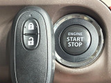 【キーレススタートシステム】カバンやポケットに入れたままでもドアの施錠・解錠が可能なスマートキーを装備。エンジンのオン・オフ時もカギを取り出す必要が無いからとっても便利です♪