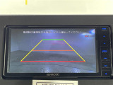 【バックモニター】後ろのカメラの映像をモニターに映し出すことができます!後方の見えない死角や、障害物との距離感をしっかり確認することができます!駐車が苦手な方におすすめです。