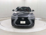 エクステリアは、一目でLEXUSとわかるスピンドルグリルを起点に、人が乗るキャビンの前後を大胆に絞り込んだ菱形のボディと力強く張り出したホイールフレアを融合させ、タイヤの存在を強調しています。