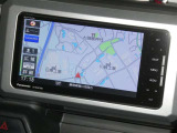 【7インチ】目的地を設定すれば、初めての場所でも簡単に行くことが出来ます。(音楽だって聴けちゃいます。)今や欠かせないアイテムですね。カーナビと共に楽しいカーライフを送って下さい!