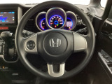 エアバック標準装備のステアリングです。ハンドルのすぐ左にシフトノブがあるインパネシフトです。とても操作がし易くなっています。