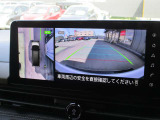 自車を真上から見下ろすように映し出すので周囲の状況が分かるアラウンドビューモニター搭載。フロントカメラとしても使用できます。車庫入れなど苦手な人の頼りになる助っ人です。