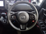 ハンドル左側にはオーディオ操作が出来るオーディオリモートコントロールスイッチ、右側にはHonda SENSINGとオートクルーズコントロールのスイッチを装備!