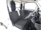 ■運転席シートです。座り心地を高めた座面構造となっておりますので、近場へのちょっとした移動やロングドライブ時など、どんな時でも快適なドライビングを楽しんでいただく事が可能です。