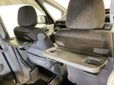 運転席・助手席の背もたれには、2列目シート用にカップホルダー付きの「格納式のシートバックテーブル」を装備しています。休憩時のちょっとした時間などカップを置いたり、小物置きに使えて便利です。