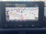 8インチ純正ナビを装備しております。