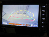 バックでの車庫入れはハンドルと連動したガイドラインが出る「バックガイドモニター」がサポートいたします。