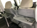 運転席・助手席の背もたれには、2列目シート用にカップホルダー付きの「格納式のシートバックテーブル」を装備しています。休憩時のちょっとした時間などカップを置いたり、小物置きに使えて便利です。