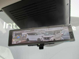 スマートルーミラー装備車両後方のカメラ映像をミラ-面に映し出すので、車内の状況や、天候などに影響されにくく、よりクリアな後方視界が得られます。