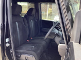 フロントシートはベンチシートです。ベンチシ―トは運転席と助手席の移動もスムーズ!狭い駐車場での乗り降りに便利です。シートの間にコンソールボックスやドリンクホルダーがないため、車内空間も広く感じます