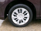 純正スチールホイール&ホイールキャップで足元もすっきりです。