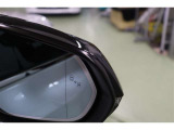 ブラインドスポットモニター(BSM)を装備しています。隣を走る車両が死角に入るとミラー内LEDインジケーターが点灯します。さらに、ウィンカーを出すとインジケーターが光って点滅して注意を促してくれます。