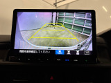 後退時に車両の後ろ側をモニター画面に表示します。車庫入れが苦手な人もこれで安心♪