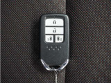 ◆スマートキー◆カギをバッグやポケットに入れたままでもドアロックの開閉ができる『スマートキー』付き!雨天や暗くなってもカギを取り出す必要がなくドアの開錠&エンジンも始動できます