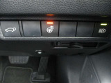 パワーバックドアの開閉操作やオートマチックハイビームのON/OFFボタンです。ハンドルヒーターも装備されています。