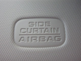 サイドカーテンエアバックシステムは、側面衝突時に大人から子供までさまざまな体格の乗員の頭部や頚部を広範囲で保護。特にセンターピラーへの頭部衝突を防ぐ展開性能を実現しています。