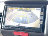 【バックカメラ】駐車時に後方がリアルタイム映像で確認できます。大型商業施設や立体駐車場での駐車時や、夜間のバック時に大活躍!運転スキルに関わらず、今や必須となった装備のひとつです!