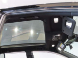 ムーンルーフ付きです。サンバイザーには、バニティーミラー付いてます。照明も付いていて便利です。
