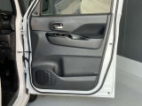 全席パワーウィンドウ付です。ドアの内側にも収納スペースやドリンクスペースがあってとっても便利。