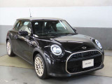 ボンネットはヘッドライト部分をくり抜きた特徴的なものでMINIの拘りがうかがえます。