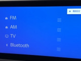 Bluetooth(ブルートゥース)接続機能付き。スマートフォンなどからお気に入りの音楽をワイヤレス再生できます。ドライブがさらに楽しくなりますね。