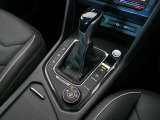 トランスミッションはDSGです。切れ間なくスムーズにシフトチェンジします。マニュアルモード付ですのでお好きなタイミングシフトチェンジできドライブが楽しくなります。