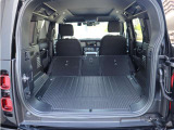 広々としたラゲッジスペース。日常使いから旅行、アウトドアまで幅広く対応。高級SUVでありながら高い積載性を備え、実用性も妥協しない一台です。