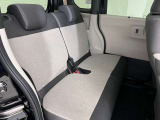 【足元広々】後席も足元広々でお子様も乗りやすいです。フロアマットもきれいです。