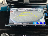 後退時に車両の後ろ側をモニター画面に表示します。車庫入れが苦手な人もこれで安心♪