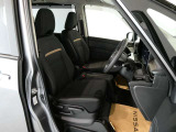 運転席はほどよくホールド感のある形状をしておりますので、運転がしやすいです。
