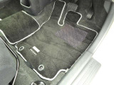 フロアマットも綺麗にクリーニングされています。