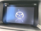 【マツダコネクトナビ】車内の雰囲気にマッチした一体型タイプのナビ。各種車輌設定やBluetooth再生等、様々な機能が楽しめます。直感的なダイヤル操作が可能で、使い勝手も良好です。