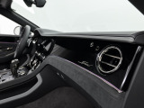 ベントレーは全てオーダーでの発注となっておりますので同じ車種でもステッチやベニヤ部分でまったく違う表情を感じることができます。