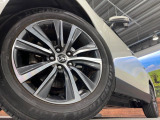 【純正18インチアルミホイール】外観にマッチした純正アルミホイールを装着しております。各種社外アルミホイールや、スタッドレスタイヤも取扱いしております。是非ご相談くださ