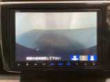 ギヤをR(バック)に入れるとナビの画面に後ろの映像が映るリアカメラ付です。後退時、コンディションが悪い視界でもカラーバックモニターがドライバーをサポートします。
