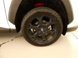 【純正アルミホイール】・・・純正アルミホイールでタイヤの山もしっかり残っております!ユーカー選びのポイントのひとつです。