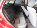 後部座席も広々スペースです。大きな座面でリクライニング無しでもゆったりロングドライブをお楽しみいただけます。