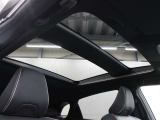 爽やかな風と光を呼び込むパノラマルーフが前席から後席まで開放感をもたらします。電動サンシェードが直射日光をガードし、挟み込み防止機能付で開閉時の安全性も配慮されています。