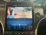 全周囲カメラ。上空から見下ろしているかのような映像を映し出して周囲を確認し、スムースな駐車をアシストします。