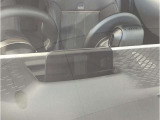 【ヘッドアップディスプレイ】現在の車速表示や目的地へのルート案内やメディア関連のリストを表示する事が可能です。視線移動を減らす事によりドライブに集中して頂けます。
