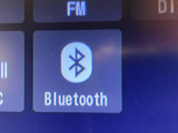Bluetoothオーディオ対応可。お持ちのスマホやiPodなどとBluetooth接続して外部機器内の音楽などを車内で楽しめます。