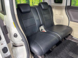 後部座席も気になるようなキズ・汚れやへたり等、大きなダメージはなく、良好な状態です。