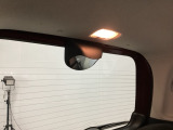 テールゲートには荷室まわりを照らすライトを装備。夜間の荷物の積み降ろしや暗い場所での作業を明るくサポートし、使い勝手を高めてくれます。