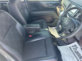 乗り心地の良いフロントシートです。足回りも広々としておりますので、長時間の運転も疲れづらいですよ。